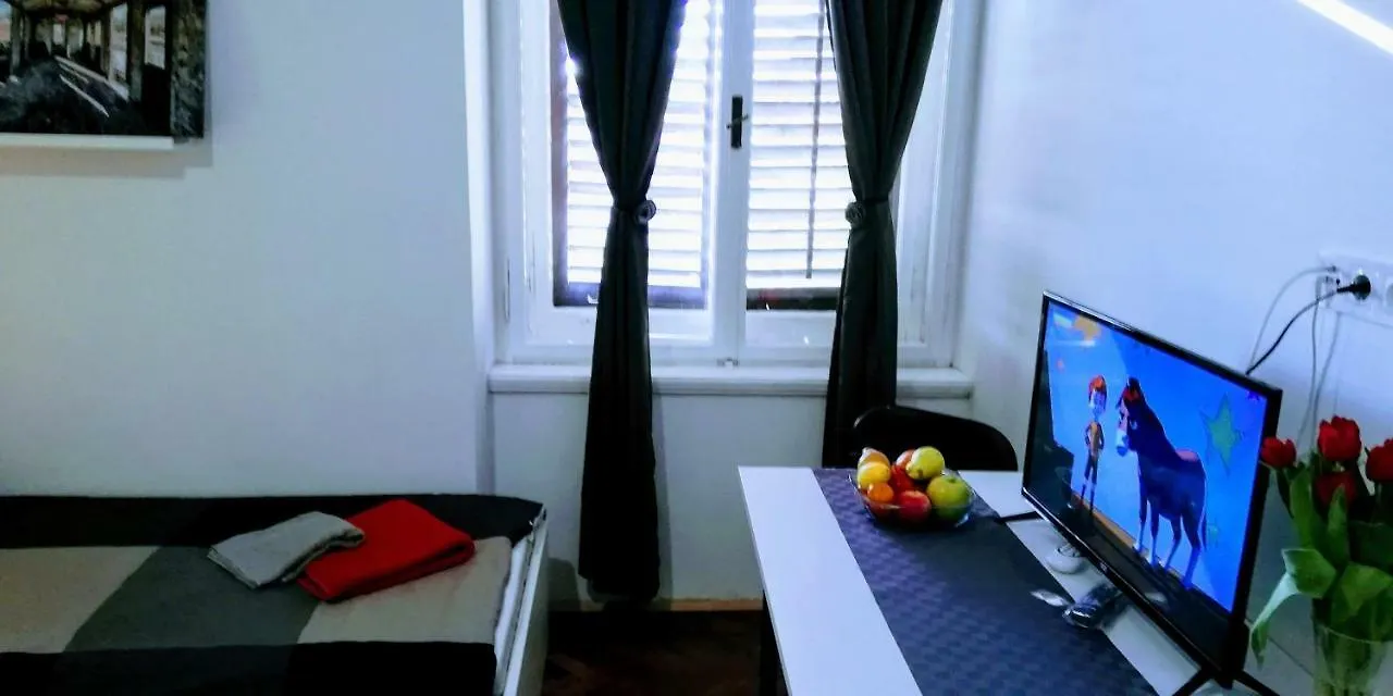 Zpula Center Apartments And Rooms 2*, Pula Croatia