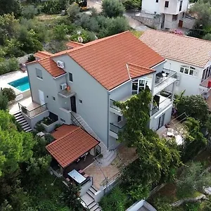 villa-knez-trogir.hotels-in-trogir.com/